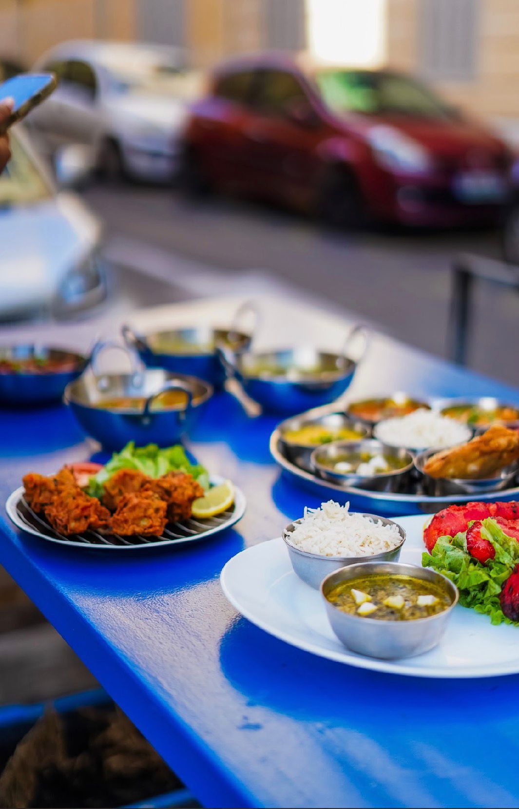 Assortiment d'entrées indiennes traditionnelles et pakoras