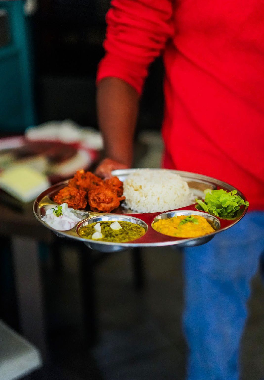Plateau Thali complet avec divers currys et accompagnements