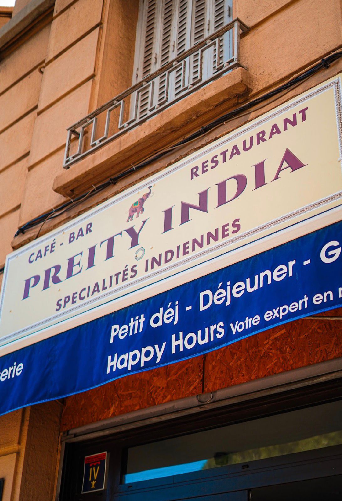 Façade et enseigne du restaurant indien Preity India à Marseille Vieux-Port