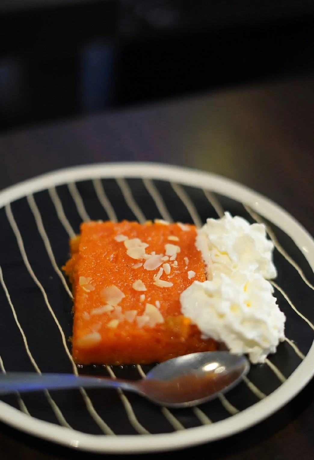 Gâteau Halwa exquis à la carotte, amandes et crème