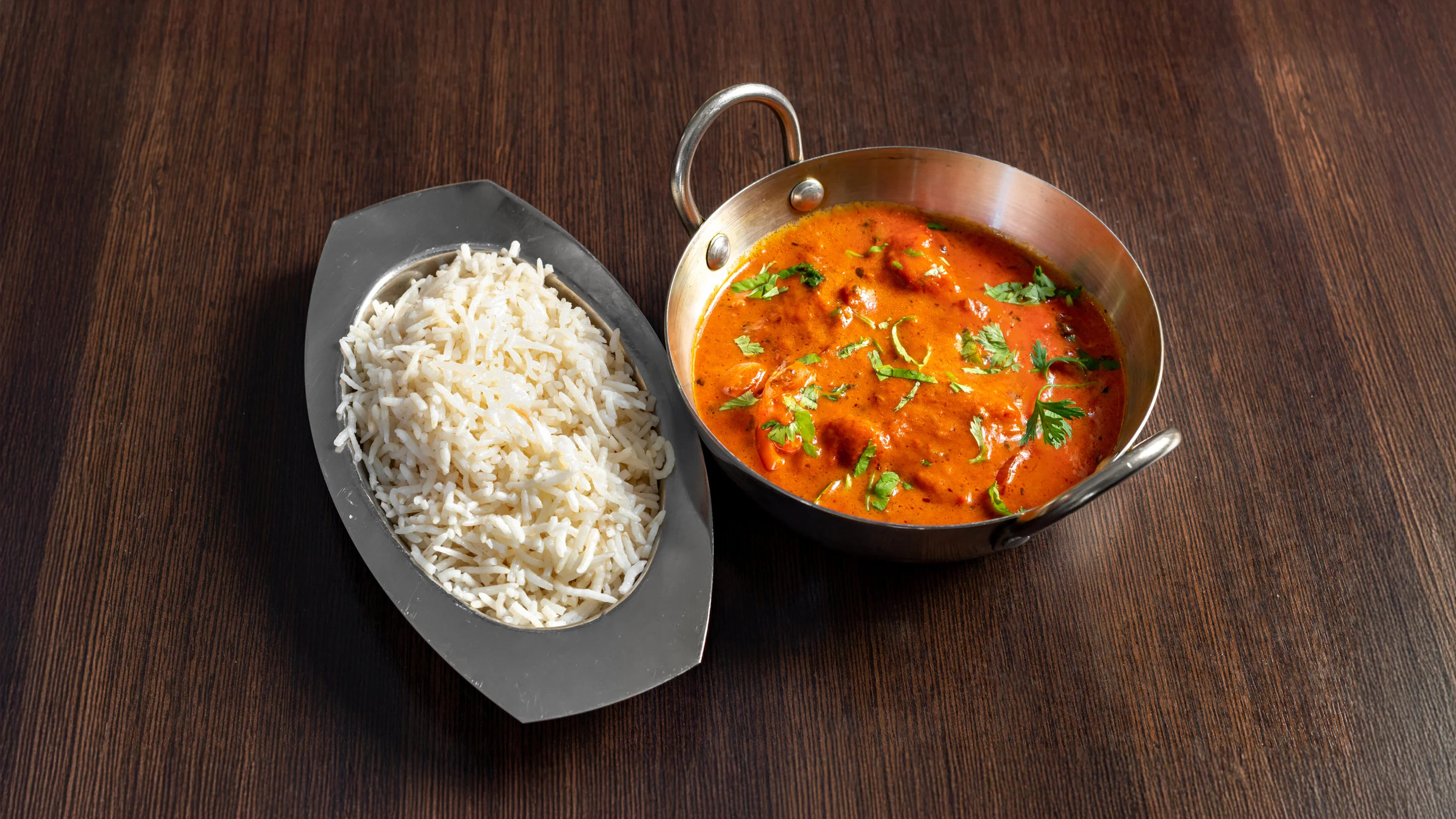 Poulet au curry traditionnel servi dans un bol