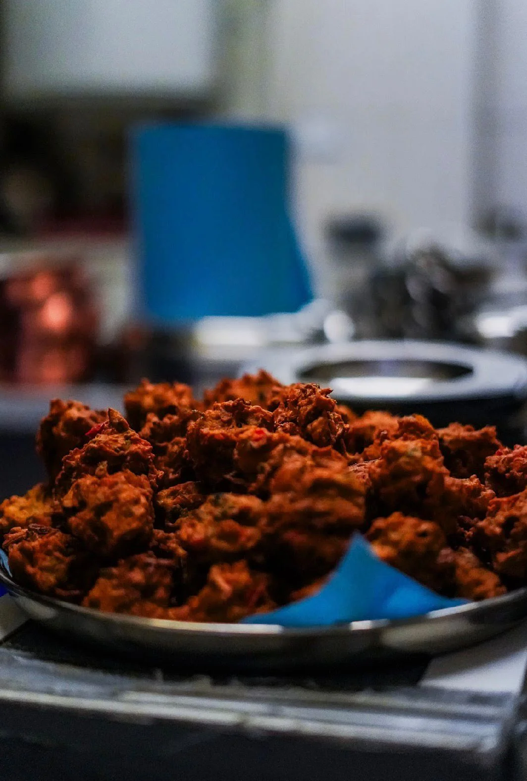 Plateau de pakoras croustillants avec sauce