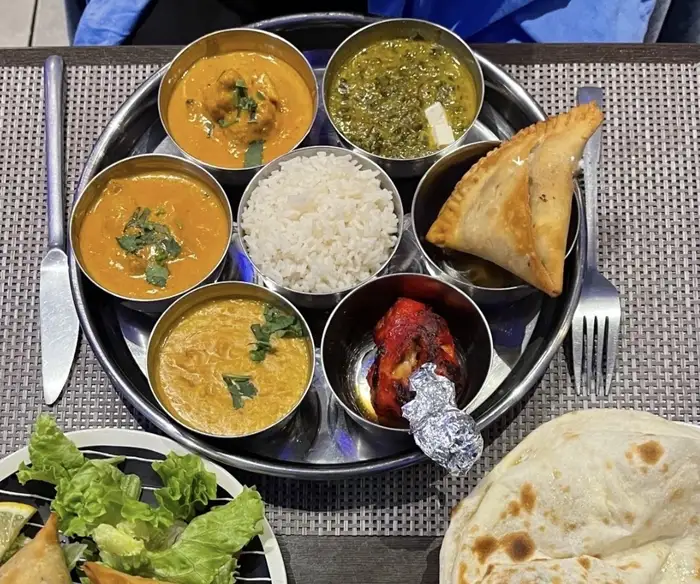 Plateau Thali avec riz, currys et samoussas