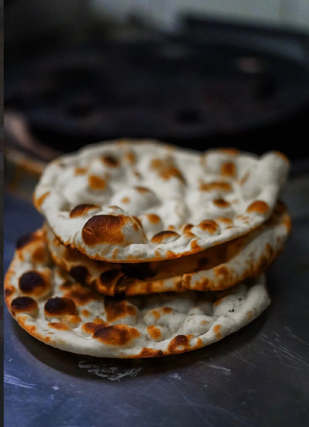 Pile de naans chauds cuits au tandoor