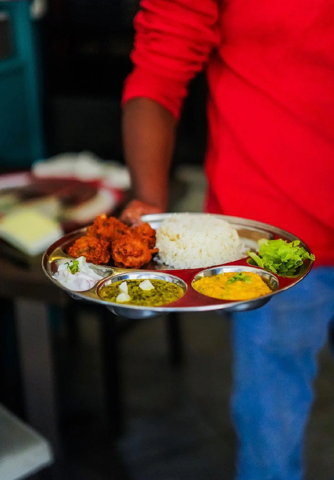 Grand plateau Thaali avec assortiment de plats indiens