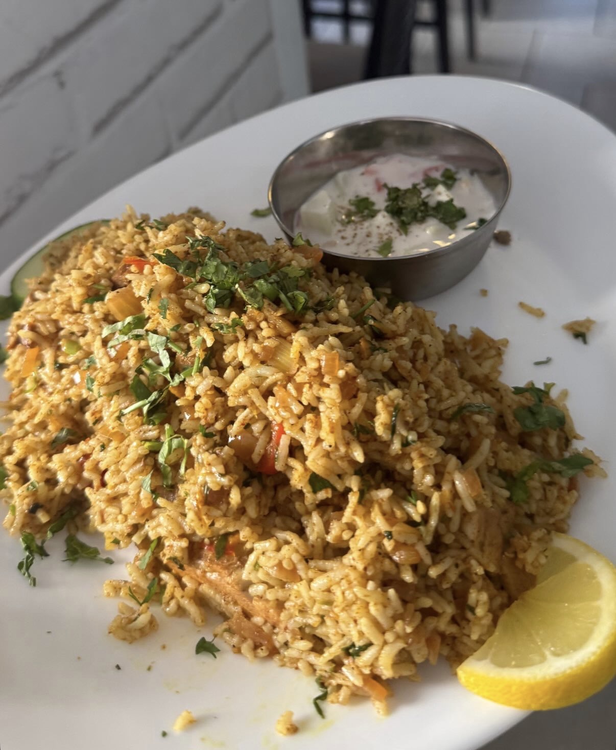 Plat de Biryani avec sauce au citron et yaourt