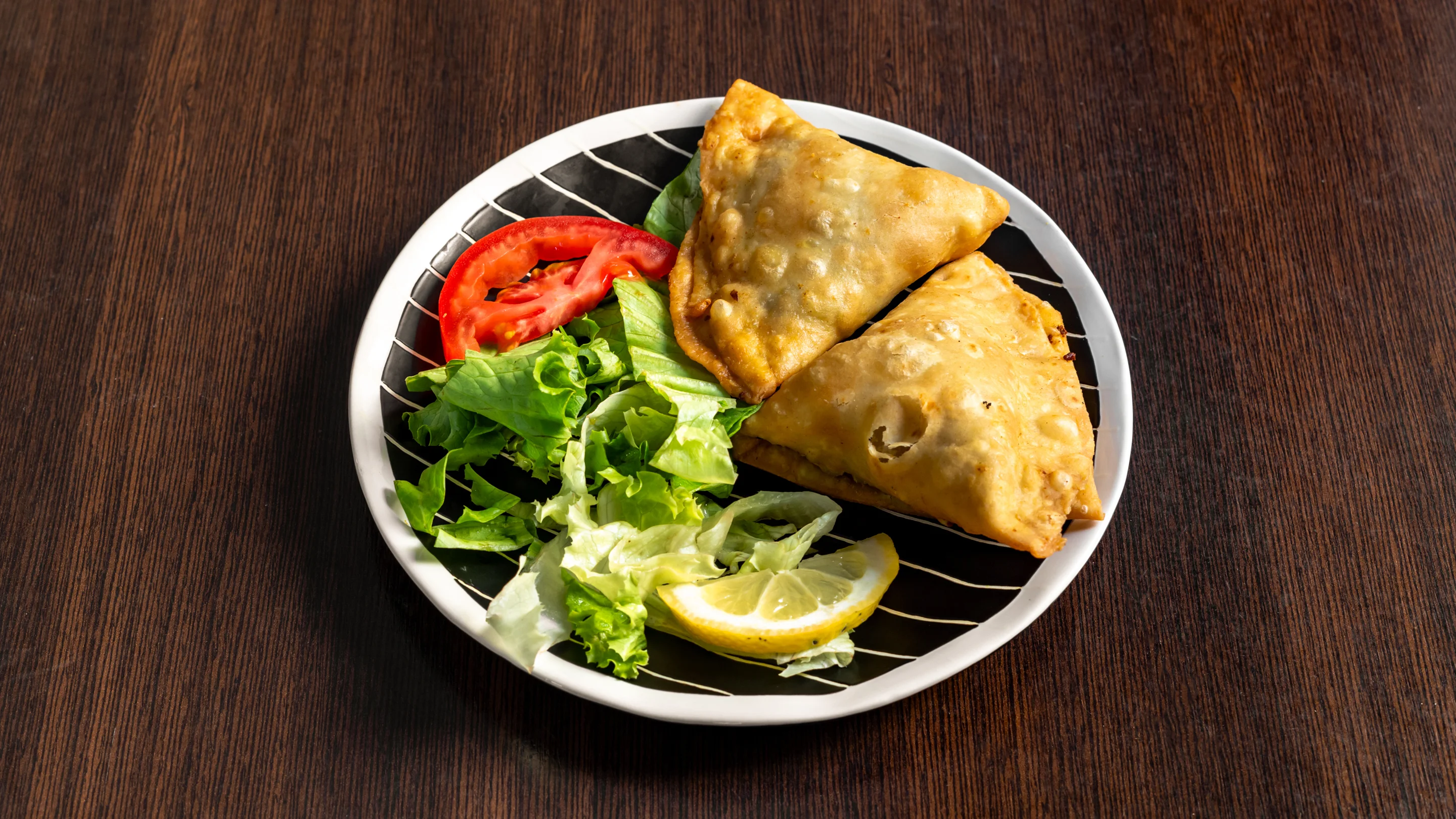 Assiette de samoussas chauds avec salade fraîche