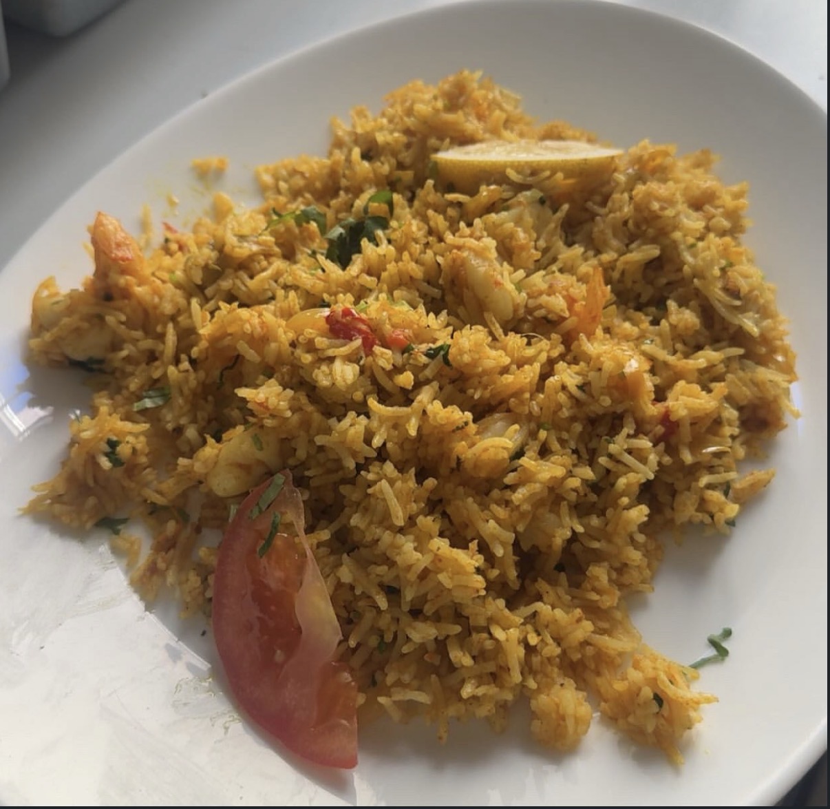 Plat de Biryani aux crevettes fraîches