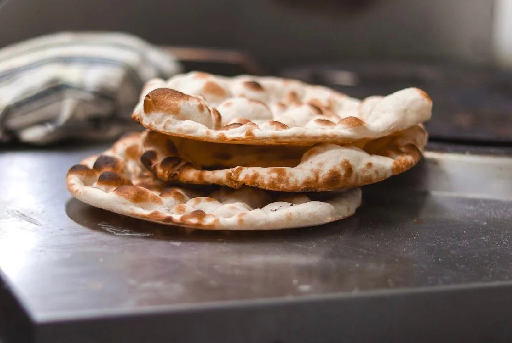 Préparation de pains naans croustillants
