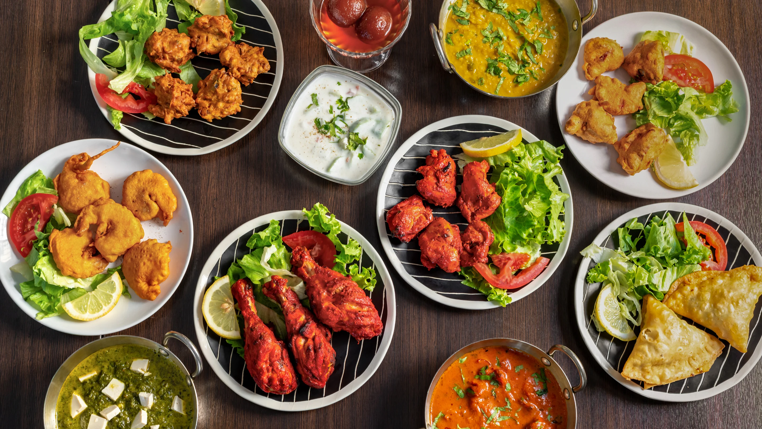 Assortiment complet de spécialités et de salades