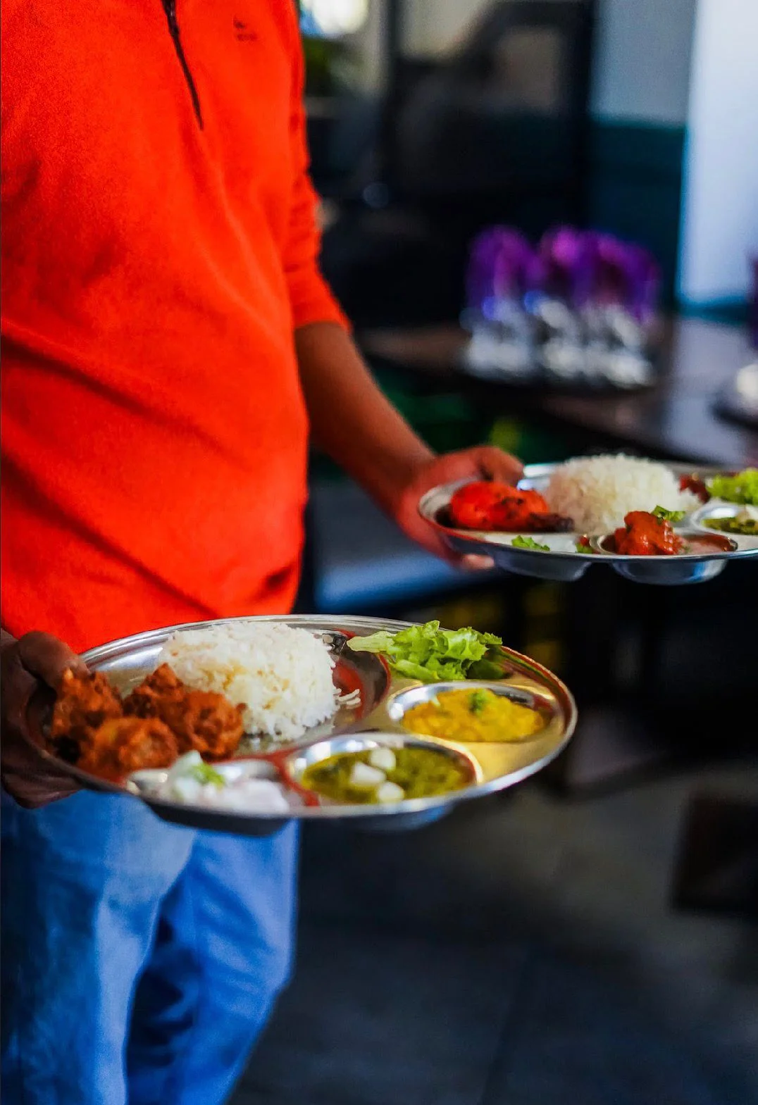 Service d'un Thali traditionnel chez Preity India Marseille